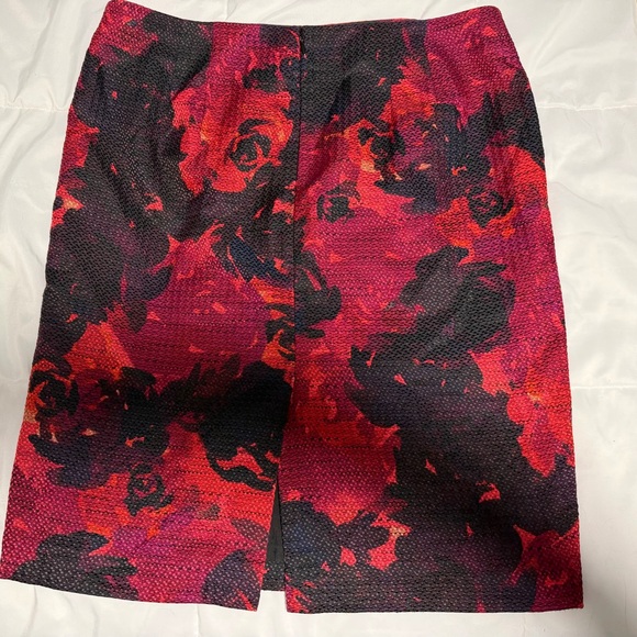 Ann Taylor Red and Black Rose Floral Pencil Skirt - Picture 2 of 7